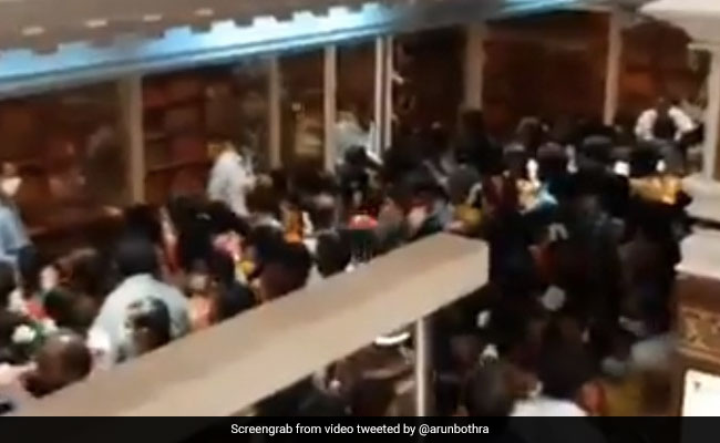 साड़ी की दुकान पर भीड़ देख हैरान रह गए IPS ऑफिसर, बोले - इतनी भीड़ में कोरोना भी नहीं घुस सकता...