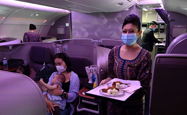 रेस्टोरेंट में बदला खड़ा विमान, ट्रेवल के शौकीन लोगों ने लिया लंच-डिनर का आनंद