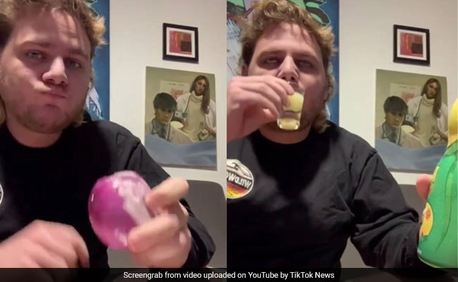 कोरोना होने के बाद शख्स ने कैमरे के सामने खाई कच्ची प्याज़ और लहसुन, 1 करोड़ से ज्यादा बार देखा गया Video