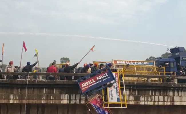 5 Dramatic Photos of Huge Farmer-Cop Clash On Haryana Bridge