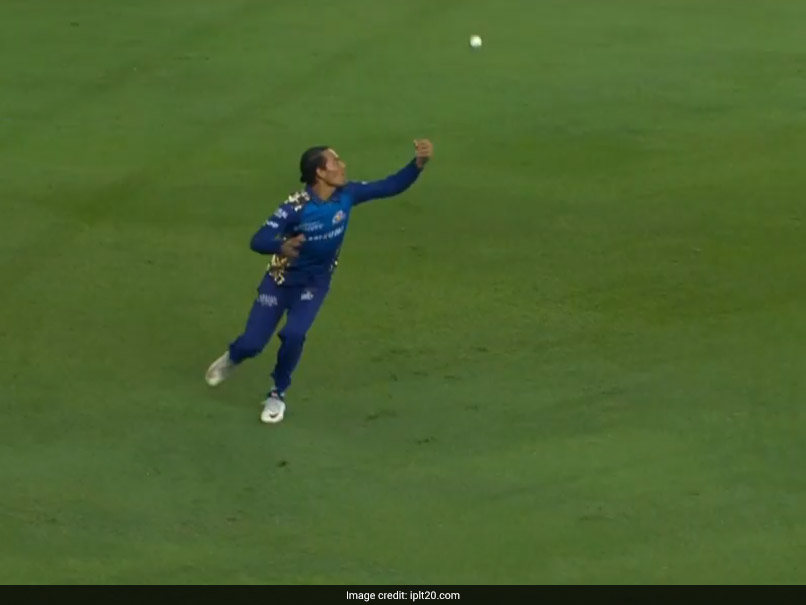 IPL 2020: Rahul Chahar's Magnificent Juggling Catch In Mumbai Indians' Win Over Delhi Capitals. Watch