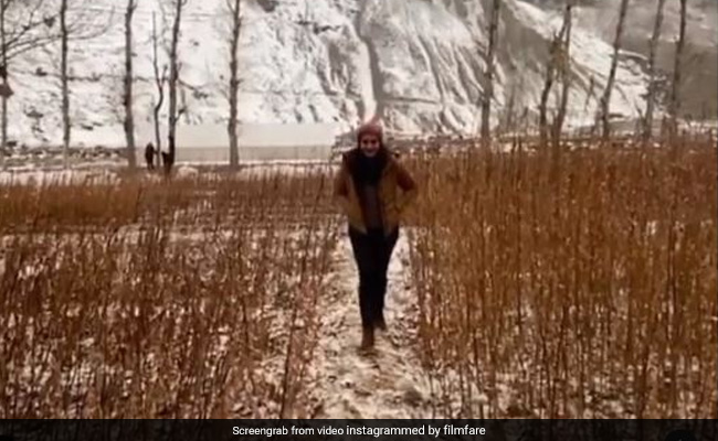 रवीना टंडन बर्फीली वादियों में यूं इंजॉय करती आईं नजर, Viral हुआ Video