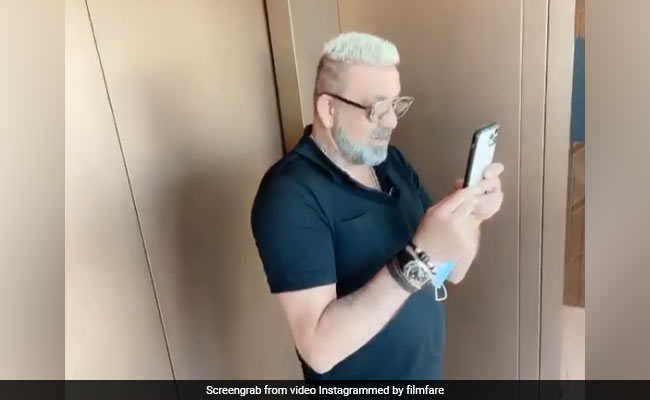 Sanjay Dutt चलती लिफ्ट में क्लिक करने लगे अपने दोनों बच्चों की फोटो और फिर...देखें Video