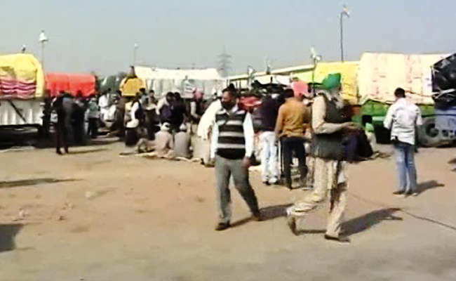 दिल्ली : बुराड़ी के निरंकारी मैदान में किसानों का जमावड़ा, आंदोलन लंबा चलने के आसार