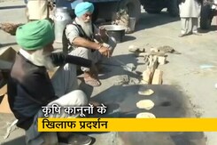 ठंड के बावजूद खुले आसमान में किसान ठंड के बावजूद खुले आसमान में किसान