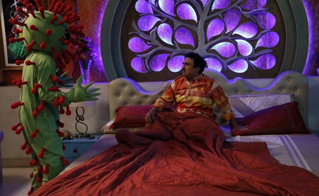 Taarak Mehta Ka Ooltah Chashmah: कोरोनावायरस ने दी धमकी, तो बापू जी की छड़ी से जेठालाल ने कर दी पिटाई