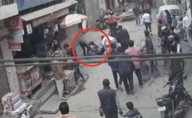 दिल्ली में बीच सड़क 19 साल के लड़के पर किया चाकू से हमला, तमाशबीन बने रहे लोग - देखें CCTV Video