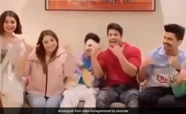 सिद्धार्थ शुक्ला टोनी ककक्ड़ के सामने 'कुर्ता पजामा' गाना गाते-गाते गुस्से में बोले- क्या बकवास गाना है...