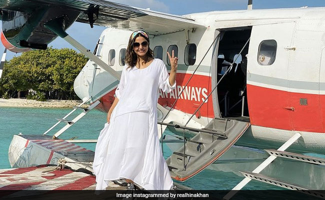 Hina Khan ब्वॉयफ्रेंड रॉकी और अपनी फैमिली के साथ छुट्टियां मनाने मालदीव पहुंची, देखिए Photos