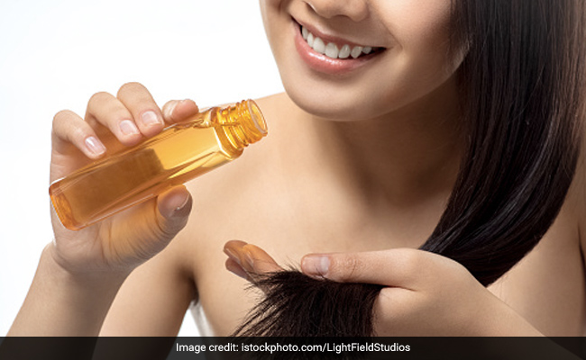 Winter Hair Care Tips: सर्दियों में बालों के झड़ने, रूखेपन और डैंड्रफ से छुटकारा पाने के लिए अपनाएं ये कारगर उपाय!