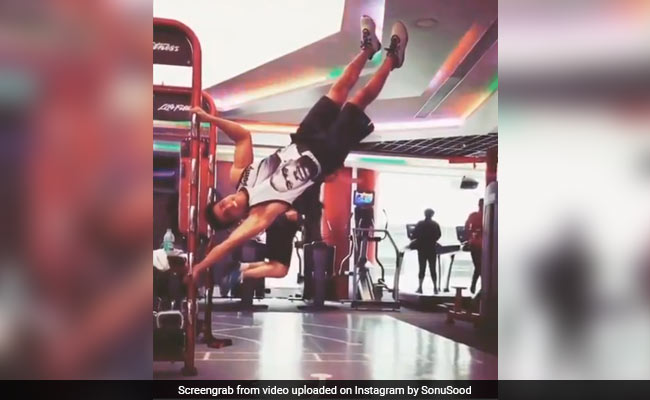 सोनू सूद Gym में उल्टा लटक कर वर्कआउट करते हुए वीडियो किया ट्वीट, फैंस ने यूं दिया रिएक्शन