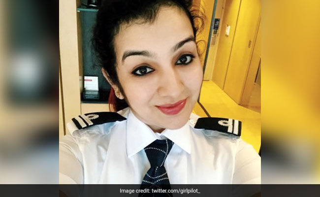 प्लेन में चढ़कर हरियाणवी ताई ने झांका कॉकपिट में, महिला पायलट को देख बोलीं- 'यहां तो छोरी बैठी है...'