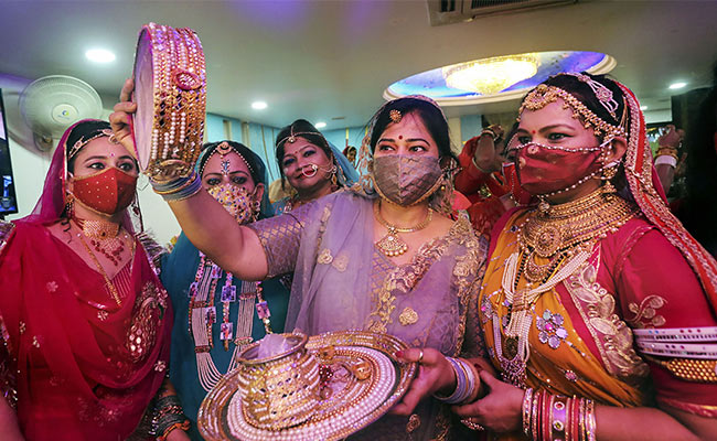 Happy Karwa Chauth: Moonrise Time, <i>Sargi, Vrat Katha</i> And <i>Muhurat</i>