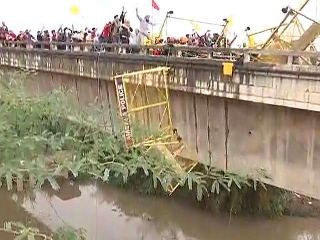 On Haryana Bridge, Tear Gas On Farmers, Tractors Push Back Police Vans