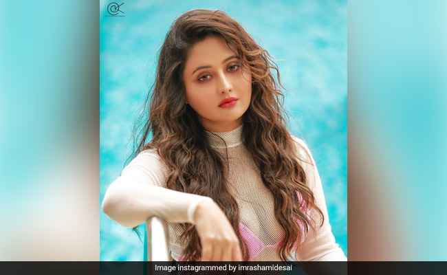 रश्मि देसाई ने पूल में करवाया ग्लैमरस फोटोशूट, फैन्स ने यूं दिया रिएक्शन...देखें Photos