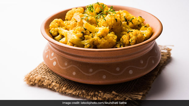 Laxmi Puja 2020: Pair This Quick Aloo Gobhi Sabzi With Poori For Deepavali Bhog Thali (Recipe Inside)