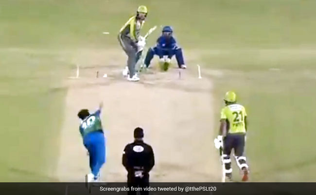 PSL 2020: शाहिद अफरीदी ने डाली ऐसी रहस्यमयी गेंद, बोल्ड होने के बाद ऐसे देखने लगा बल्लेबाज - देखें  Video