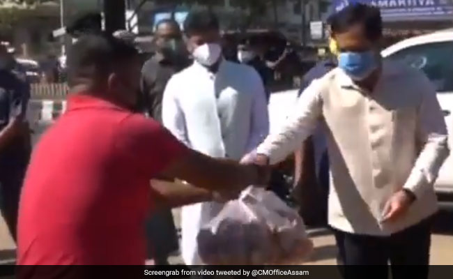 Assam Chief Minister Stops Car To Buy Diwali Lamps From Roadside Vendor