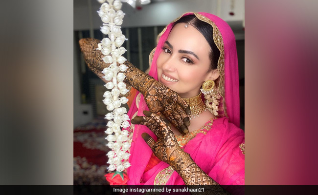 Trending: Pics From Sana Khan's <i>Mehndi</i> Ceremony