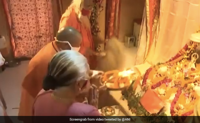 CM योगी ने की भगवान राम की आरती, आज 5 लाख 51 हजार दीपों से जगमगाएगी अयोध्या नगरी