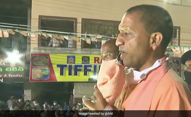 VIDEO : ''हैदराबाद का भी बदलेंगे नाम?'' रोड शो कर रहे CM योगी ने दिया जवाब - 'BJP आई तो नाम हो जाएगा...'