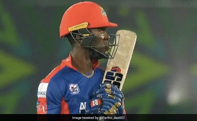 PSL में मुंबई इंडियन्स के ग्लव्स पहनकर उतरा विदेशी बल्लेबाज, Trollers बोले- '...और कहते हैं IPL से बड़ी लीग है' PSL में मुंबई इंडियन्स के ग्लव्स पहनकर उतरा विदेशी बल्लेबाज, Trollers बोले- '...और कहते हैं IPL से बड़ी लीग है'