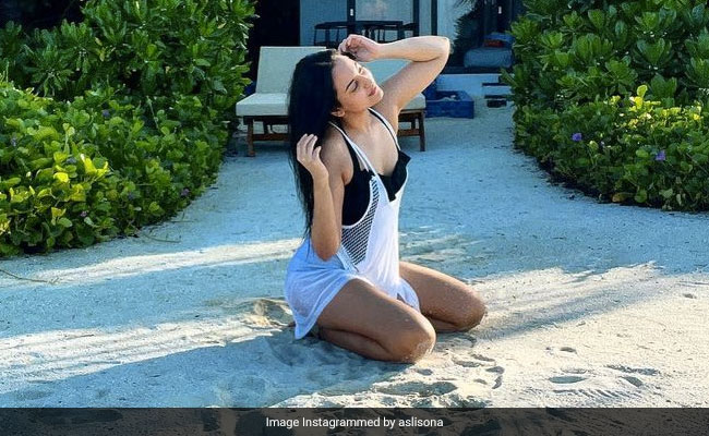 Sonakshi Sinha भी छुट्टियों के लिए पहुंच गई हैं मालदीव, समुद्र किनारे की फोटो की शेयर