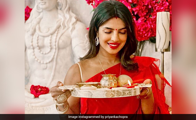 लाल साड़ी और हाथों में पूजा की थाली लिए Priyanka Chopra ने विदेश में मनाया करवा चौथ, वायरल हुईं Pics
