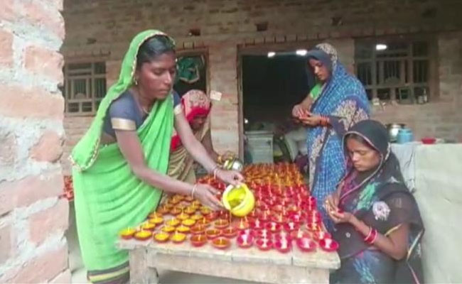 गैरकानूनी शराब बनाने वाले गांव को पुलिस कप्तान ने द‍िखाई सही राह, मधुमक्खी के वैक्स से बना रहे दीये