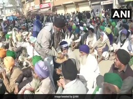 Protesting Farmers Offer <i>Prasad</i> To Cops As Nation Celebrates Guru Nanak Jayanti Protesting Farmers Offer <i>Prasad</i> To Cops As Nation Celebrates Guru Nanak Jayanti