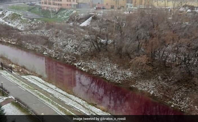 अचानक खून की तरह लाल हो गई नदी, जानवर भी नहीं जा रहे अंदर, देखकर लोगों के उड़े होश - देखें Video