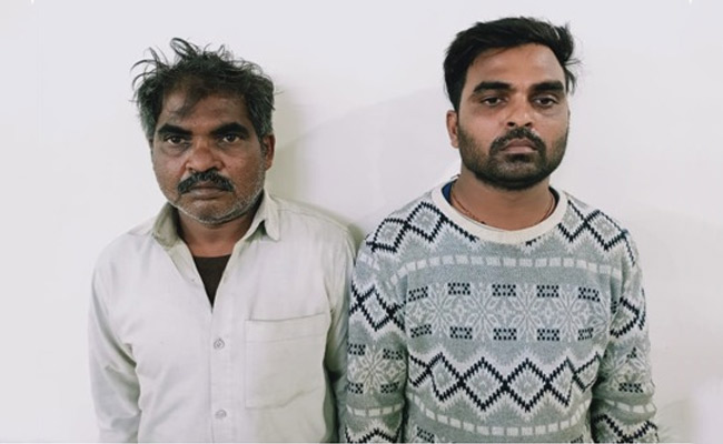 स्‍टेबलाइजर में छुपाकर ला रहे थे पिस्‍टलों का जखीरा, पिता-पुत्र को पुलिस ने किया अरेस्‍ट