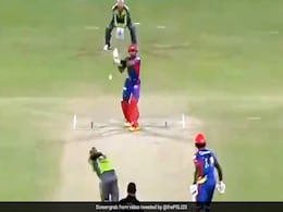 PSL 2020: बाबर आज़म ने अजीबोगरीब तरीके से मारा चौका, बाउंसर को बनाया 'लड्डू' बॉल - देखें Video PSL 2020: बाबर आज़म ने अजीबोगरीब तरीके से मारा चौका, बाउंसर को बनाया 'लड्डू' बॉल - देखें Video