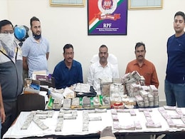 मध्य प्रदेश: रतलाम रेलवे स्टेशन से 2.29 करोड़ की नकदी और एक करोड़ की जूलरी बरामद मध्य प्रदेश: रतलाम रेलवे स्टेशन से 2.29 करोड़ की नकदी और एक करोड़ की जूलरी बरामद