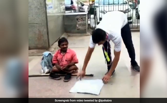 दिव्यांग को भीख मांगते देख लड़के ने Stunt कर इकट्ठे किए पैसे, IPS ने दिया ऐसा रिएक्शन - देखें Video
