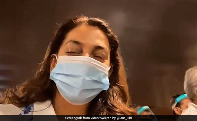 'खुश हूं आर्यन जल्‍द ही घर जा जाएगा' : पत्रकारों के सवाल पर बोलीं जूही चावला