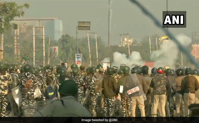 Farmers Protest: किसानों पर दागे आंसू गैस के गोले, तो बॉलीवुड एक्टर बोले- 'ओ, सारे जग के रखवाले...'