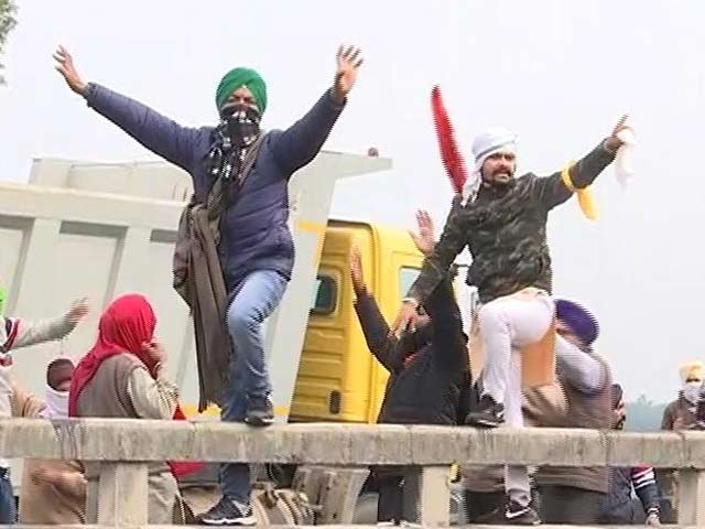 Bricks Thrown, Barricades Flung Into River In Farmers Vs Cops On Bridge