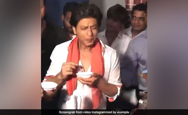 Shah Rukh Khan ने जब खाए स्पाइसी गोल गप्पे तो किंग खान का यूं आया रिएक्शन- देखें Video