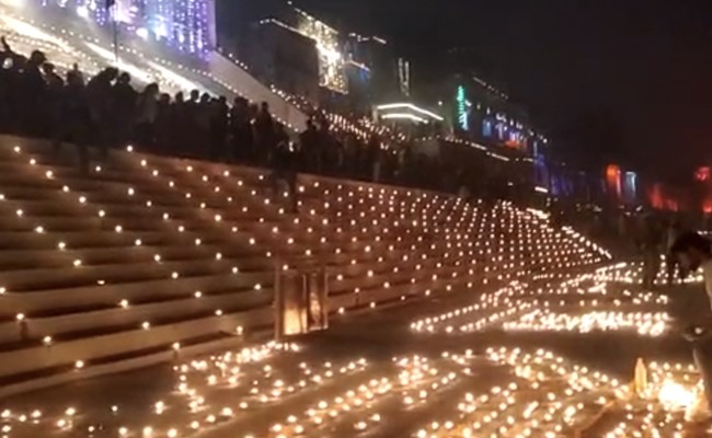 वाराणसी: देव दीपावली पर दीपकों की रोशनी से जगमगाए गंगा के घाट