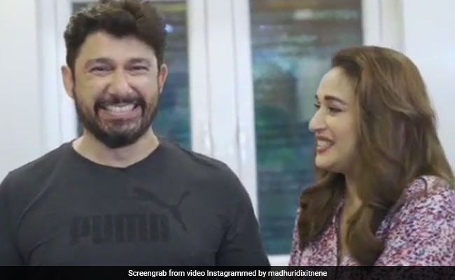Madhuri Dixit के साथ कांदा पोहा बना रहे थे उनके पति, तभी खा ली हरी मिर्च फिर हुई ये हालत- देखें Video