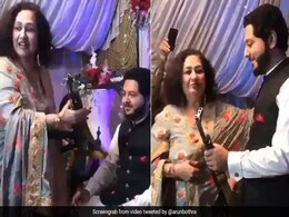 पाकिस्तान में महिला ने दूल्हे को गिफ्ट में दी AK-47 गन, IPS बोला- 'हमारे पड़ोसियों की मानसिकता...' - देखें Video पाकिस्तान में महिला ने दूल्हे को गिफ्ट में दी AK-47 गन, IPS बोला- 'हमारे पड़ोसियों की मानसिकता...' - देखें Video