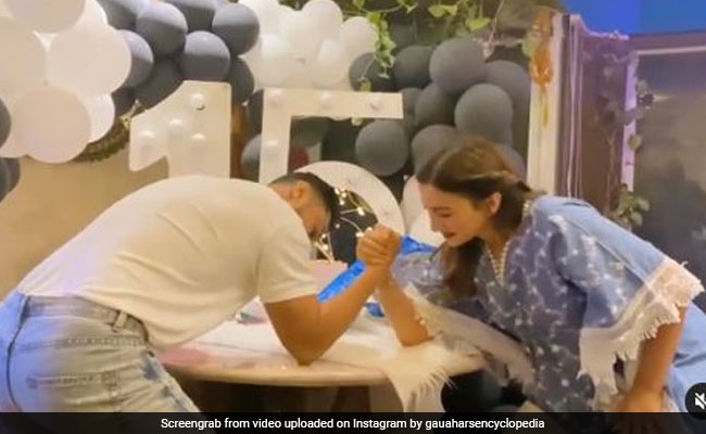 गौहर खान जैद दरबार संग पंजा लड़ाती आईं नजर, Video में हारने के बाद मंगेतर को लगीं डांटने