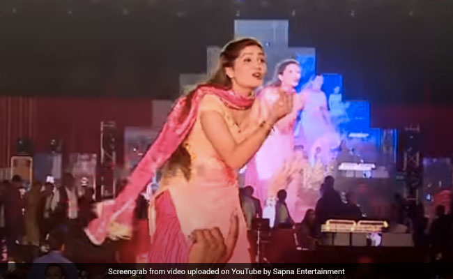 Sapna Choudhary ने स्टेडियम में डांस से मचाया तहलका, बार-बार देखा जा रहा देसी क्वीन का Video