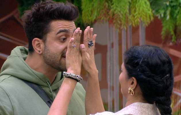 <I>Bigg Boss 14</i> Written Update November 24, 2020: After Massive Showdown, Kavita Kaushik Accuses Aly Goni Of Being "Violent"