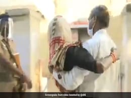 कोई गोद में तो कोई पीठ पर मां-बाप को लेकर वोटिंग के लिए पहुंचा मतदान केंद्र, देखें Video कोई गोद में तो कोई पीठ पर मां-बाप को लेकर वोटिंग के लिए पहुंचा मतदान केंद्र, देखें Video