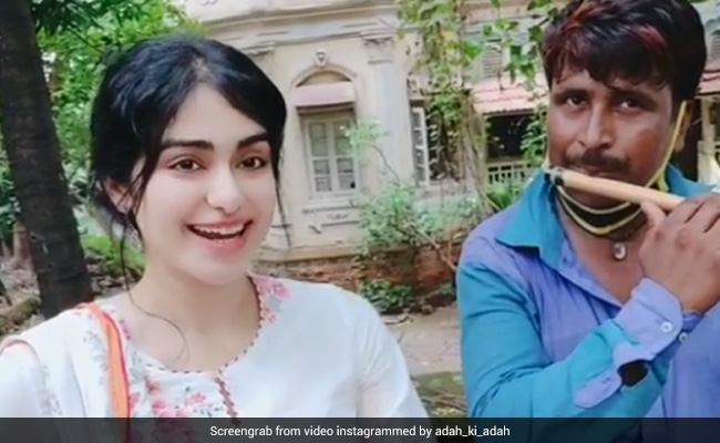 शख्स ने बांसुरी से निकाली 'रश्के कमर' सॉन्ग की धुन, तो यूं इंप्रेस हुईं अदा शर्मा...देखें Video शख्स ने बांसुरी से निकाली 'रश्के कमर' सॉन्ग की धुन, तो यूं इंप्रेस हुईं अदा शर्मा...देखें Video