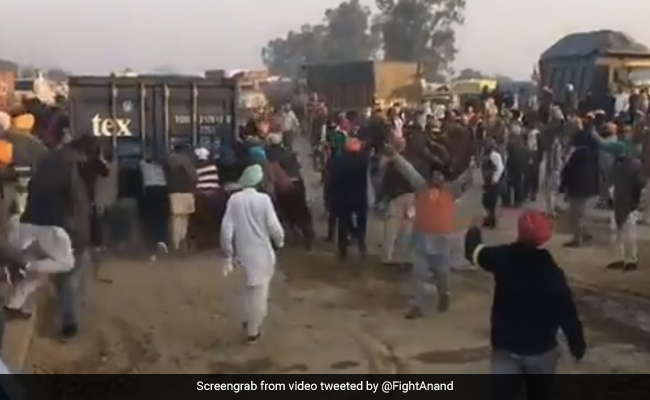 Farmers' "Ingenious" Way Of Breaking Through Hurdle Is Hit On Twitter