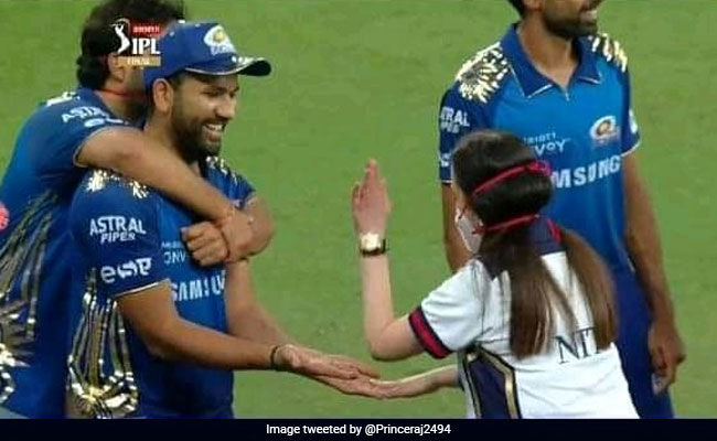 IPL 2020: जीत के बाद रोहित शर्मा के हाथों पर तालियां मारने लगीं नीता अंबानी, पीछे से बेटे ने पकड़ लिया ऐसे - देखें Video