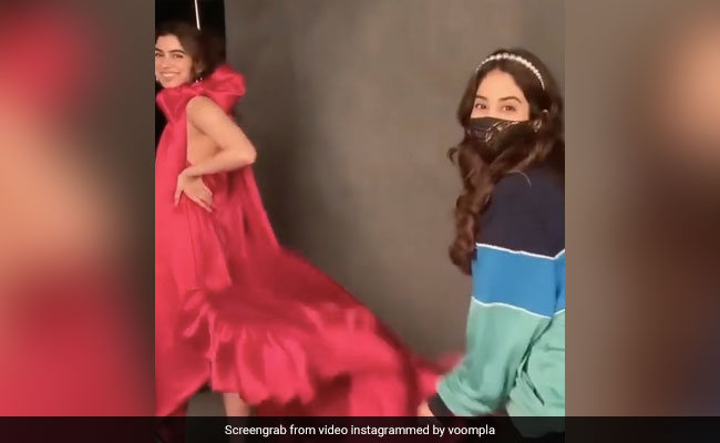 जाह्नवी कपूर ने बहन की गाउन पकड़कर किया कुछ ऐसा, वायरल हो रहा है VIDEO